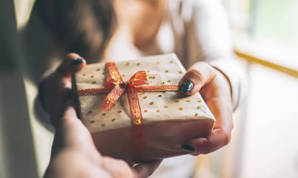 Traditional Gifting vs AR-Enabled Gifts